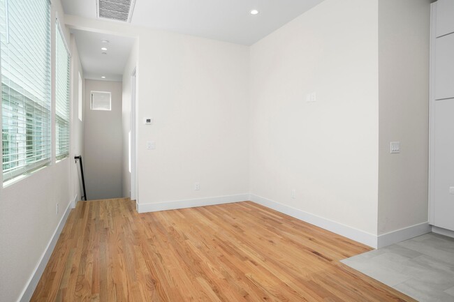 Foto del edificio - MOVE IN SPECIAL $500 OFF MOVE IN COST! Bra...