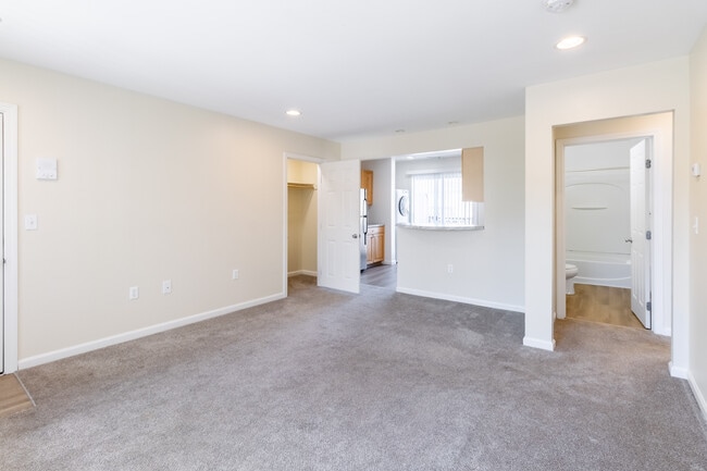 Building Photo - Newport Landings Apartment Community