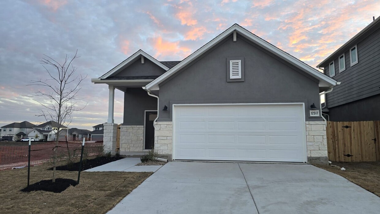 Foto principal - Brand New 3-Bedroom Home for Rent in Manor!