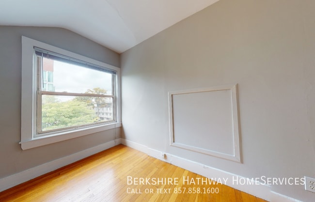 Building Photo - 224 Banks St