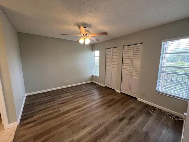 Foto del edificio - 10107 Twin Lakes Dr