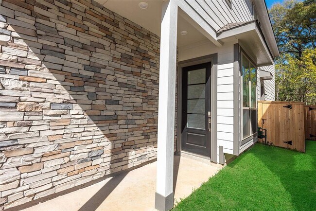 Building Photo - 669 Royal Arch Dr