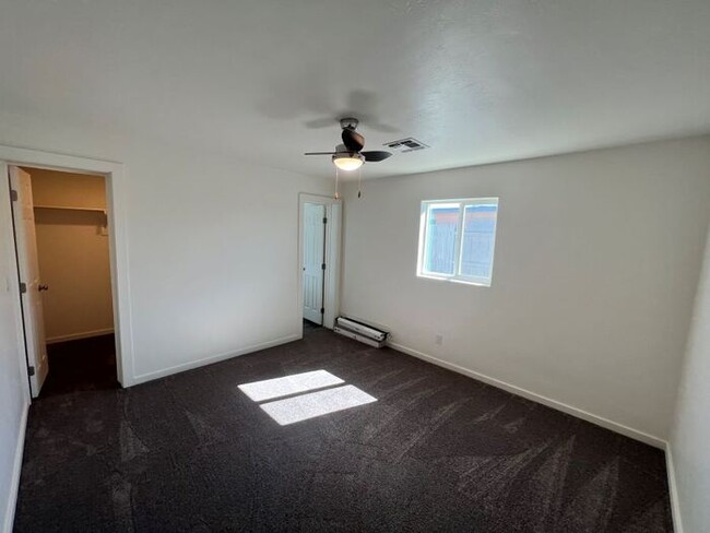 Foto del edificio - 4809 E 4th St