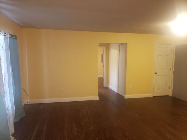 Building Photo - Apartment 4 - ACCEPTS SECTION 8