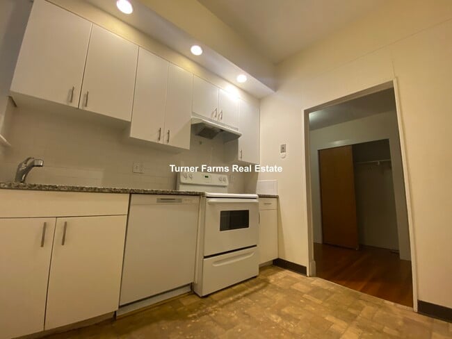 Building Photo - 1386A Beacon St