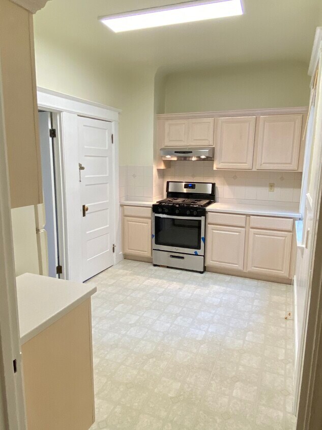Kitchen - 3218 Steiner St