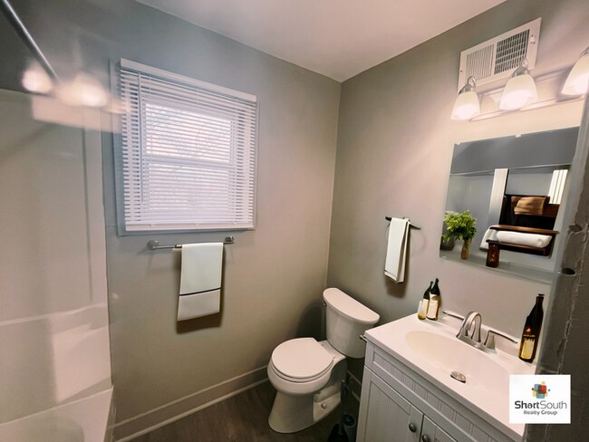 Building Photo - Updated 4 Bed 1 Bath Townhouse