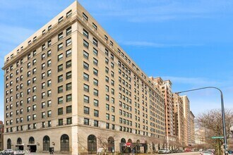 Building Photo - 2100 N Lincoln Park W