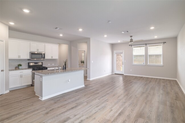 Foto del edificio - 445 Shiner Ln