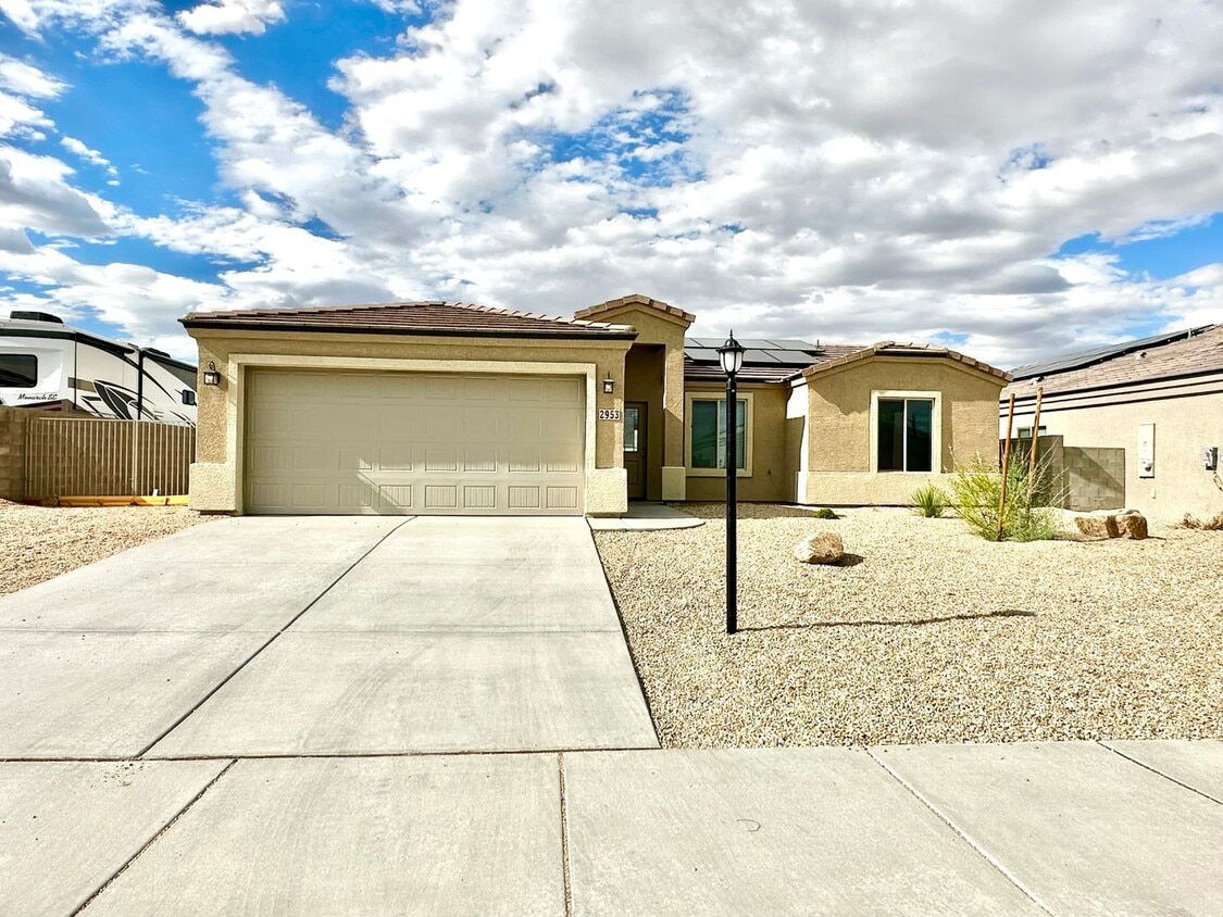Foto principal - Beautiful 4 Bedroom home. MOVE IN SPECIAL,...