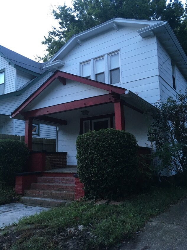 front - 827 W 37th St