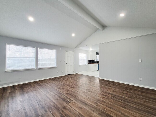 Foto del edificio - This single story 3 bedroom home has it all, and is set on a large lot with a fenced back yard, l...