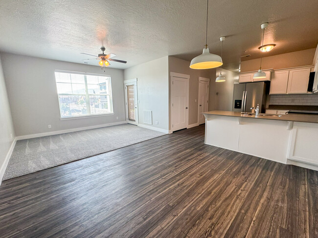 Foto del edificio - 2178 W Main St