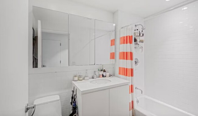 Master bath with shower and soaking tub - 90 William St
