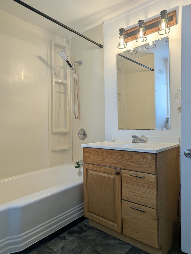 Photo du bâtiment - 1616-1102 102 Ave