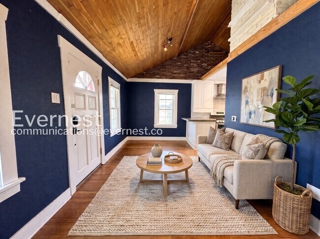 Building Photo - 1 Bed/1 Bath Home with Fenced Yard / Available Now!