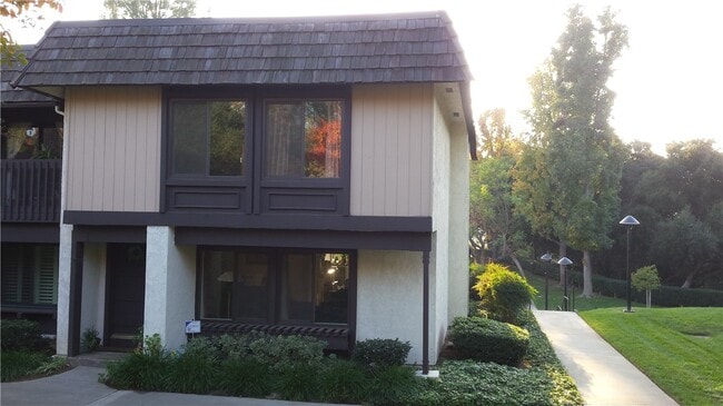 Building Photo - 623 Briarwood Ln