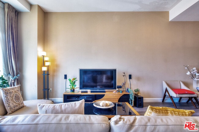 Foto del edificio - 3223 W 6th St