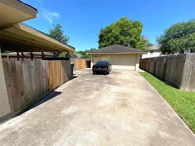 Building Photo - 2706 Woodcreek Dr