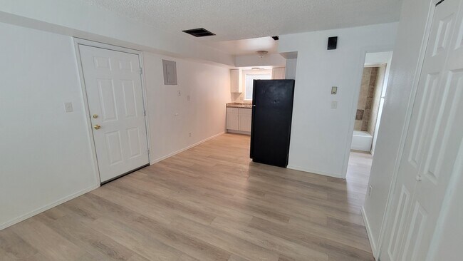 Cocina con vistas al salón, nuevo suelo de vinilo de lujo. - 6640 Provincial Dr