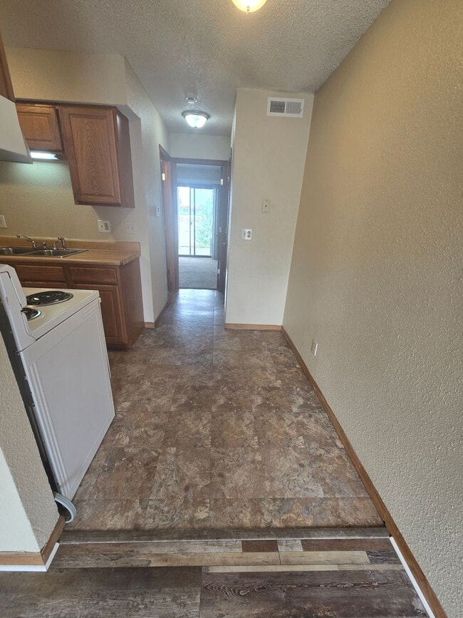 Building Photo - 2 Bedroom 1 Bathroom Apartment in heart of Osage Beach!
