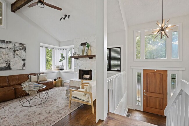 Foto del edificio - 6841 Woodcreek Ln