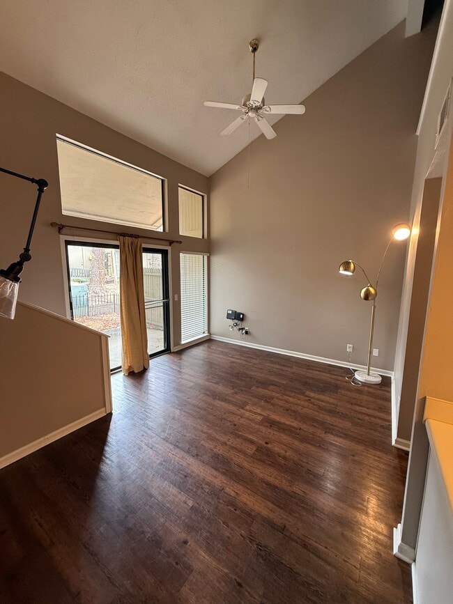 Building Photo - 1032 Stonegate Dr