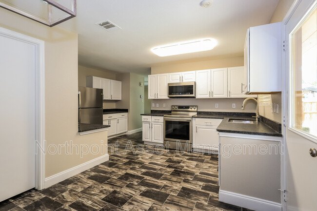 Building Photo - 10906 Hillsdale Loop