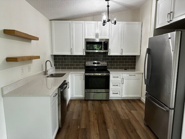 Building Photo - End unit townhome in Lakeville *3Bed*2bath...