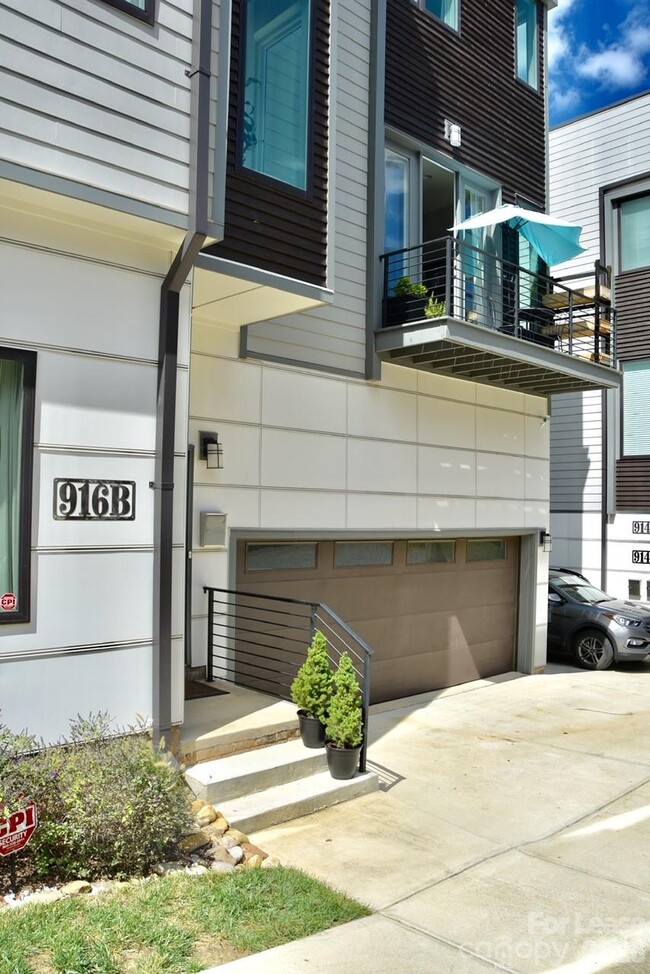 Building Photo - 916 Westbrook Dr