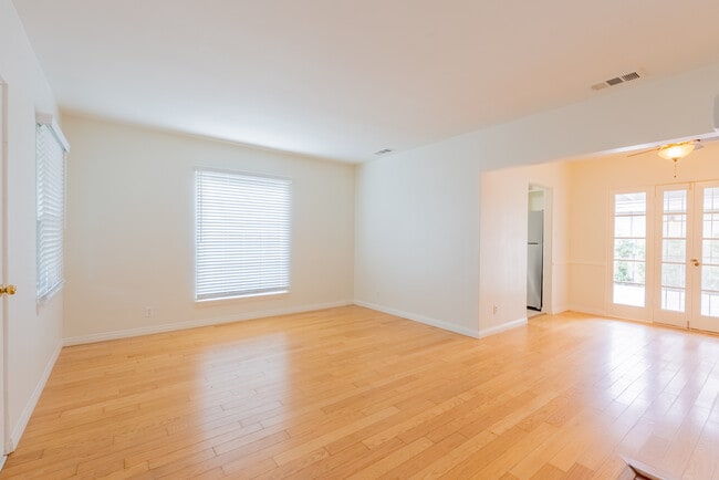 Sala de estar - 5025 Kester Ave