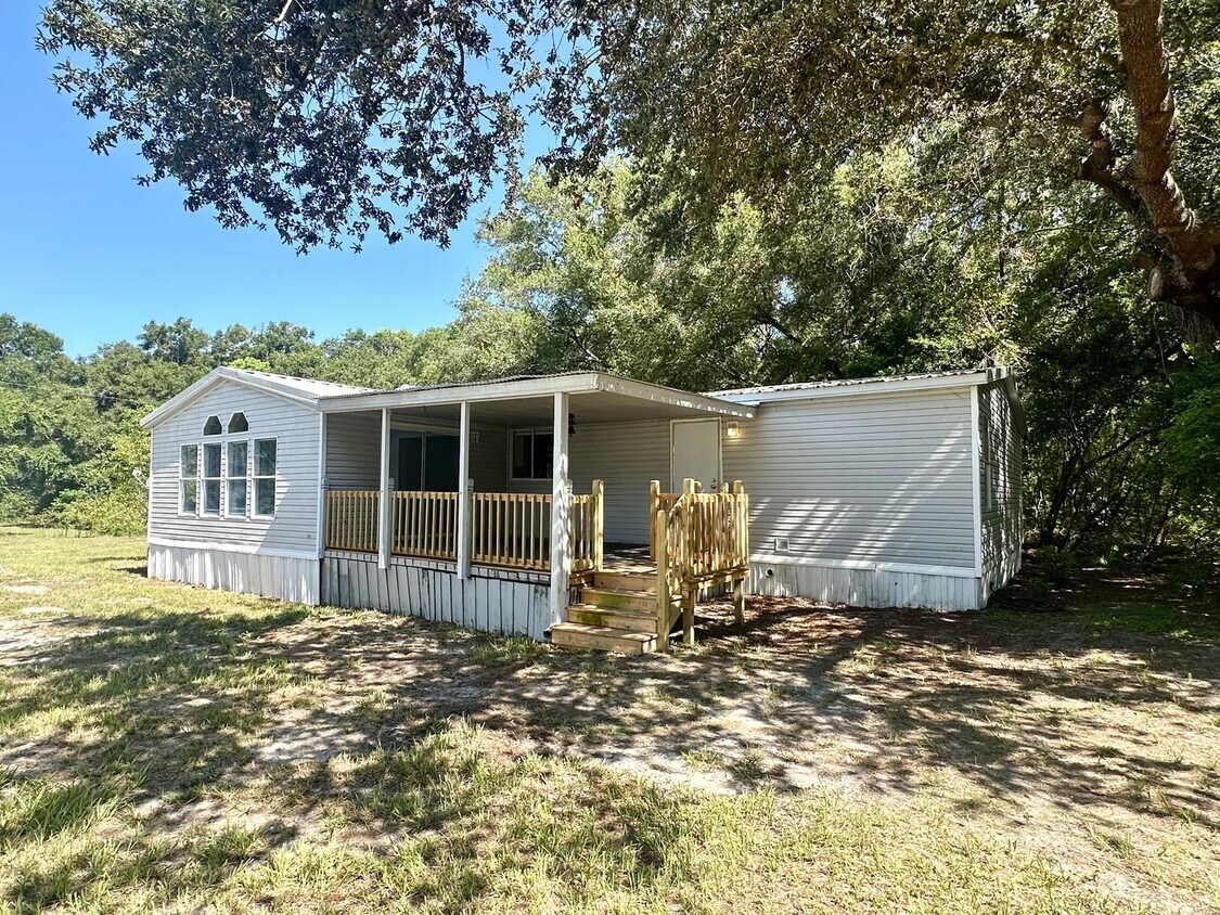 Foto principal - Privacy and Space in this 3/2 Home at the ...