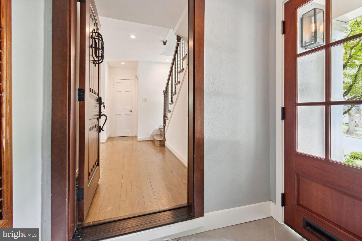 Foto principal - 3712 Fordham Rd NW