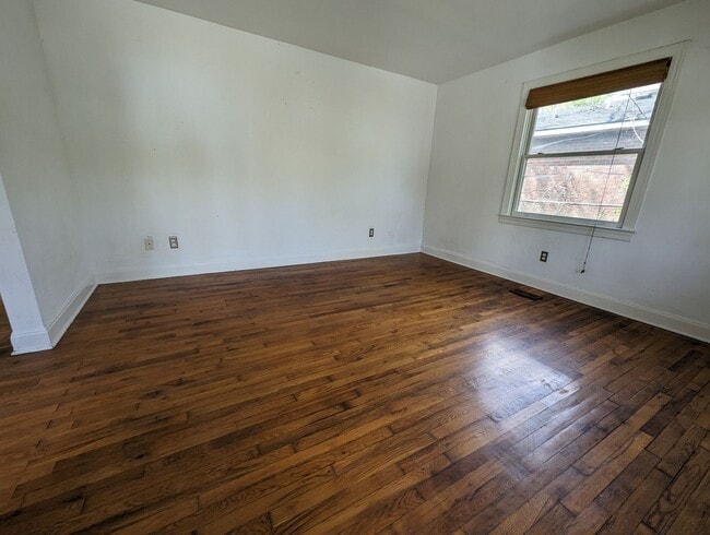 Building Photo - Adorable East Nashville Cottage with HUGE fully-fenced backyard!