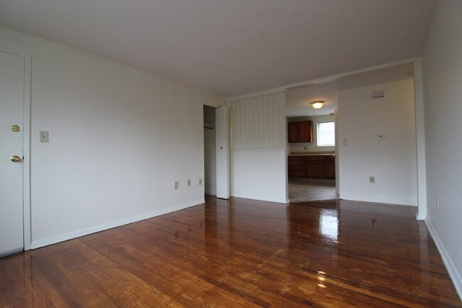 Building Photo - 10 Henderson Dr