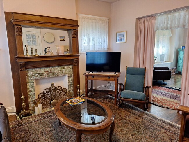 Salón con chimenea - 4420 Troost Ave