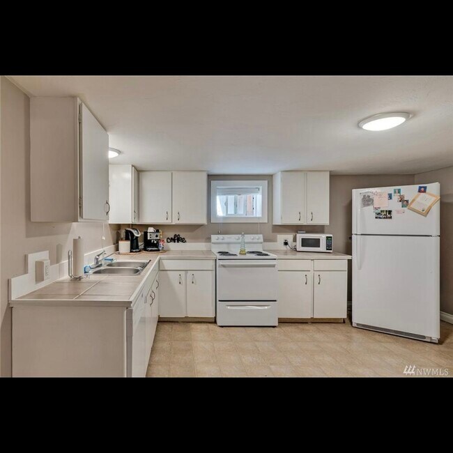 Building Photo - 1405 Springwater Ave