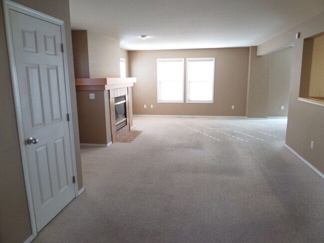 Building Photo - GREAT NEW PRICE! Lovely 4-Bedroom Home in ...