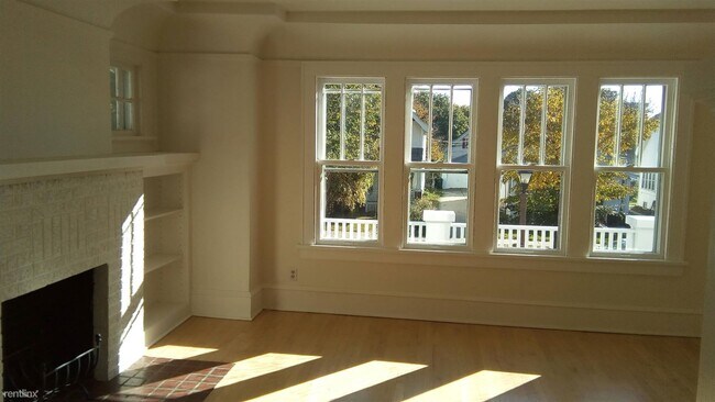 Building Photo - 2 br, 1 bath Duplex - 1900 East Jarvis Str...