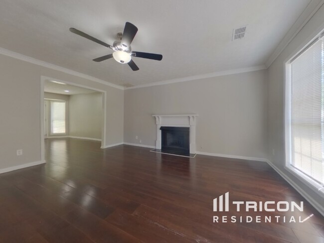 Foto del edificio - 1321 Charter Oaks Ln