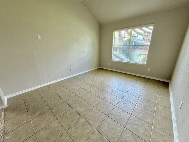Building Photo - 360 Virtual Tour Available