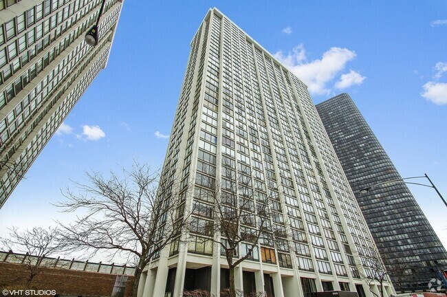 Building Photo - 5445 N Sheridan Rd