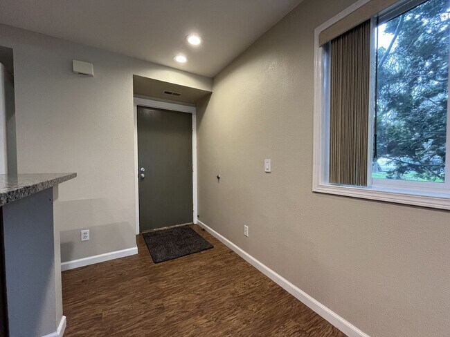 Foto del edificio - Ground Floor End Unit on Jantzen Beach with River Views & Flexible Living Space