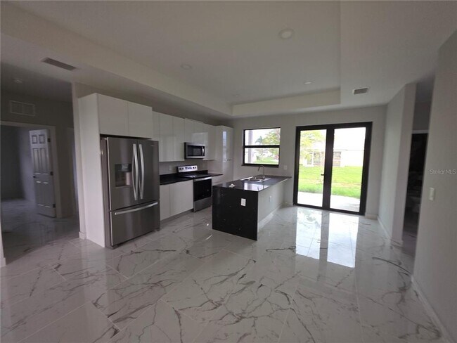 Foto del edificio - 1035 Kismet Pkwy W