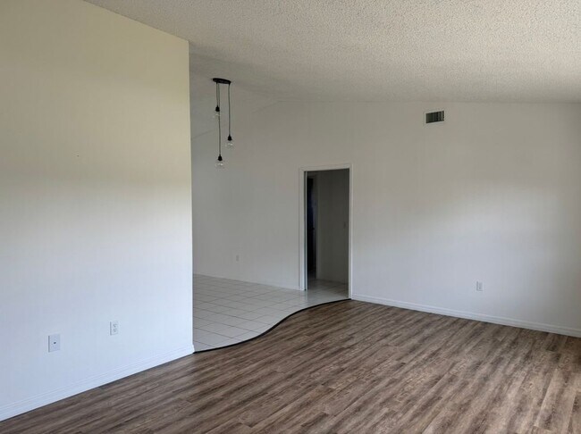 Foto del edificio - 2391 Briarwood St