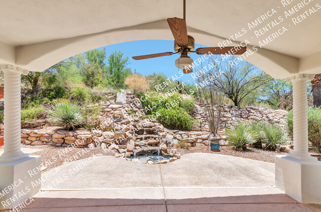 Building Photo - Gorgeous Catalina Home!