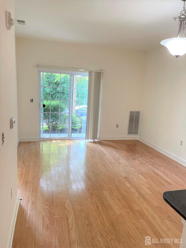 Foto del edificio - 13 Hughes Cir