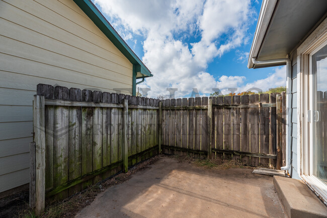 Building Photo - 306 S Twin Pines Ave