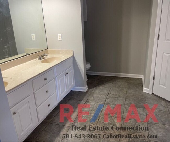 Building Photo - Three Bedroom Two Bath Home