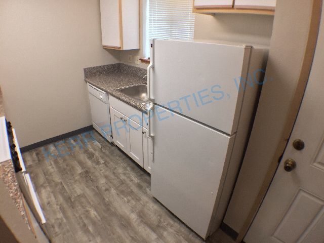 Building Photo - Charming 2-Bed Oasis with 1.5 Baths – Spacious 1250 Sq Ft Haven on SE Reedway!